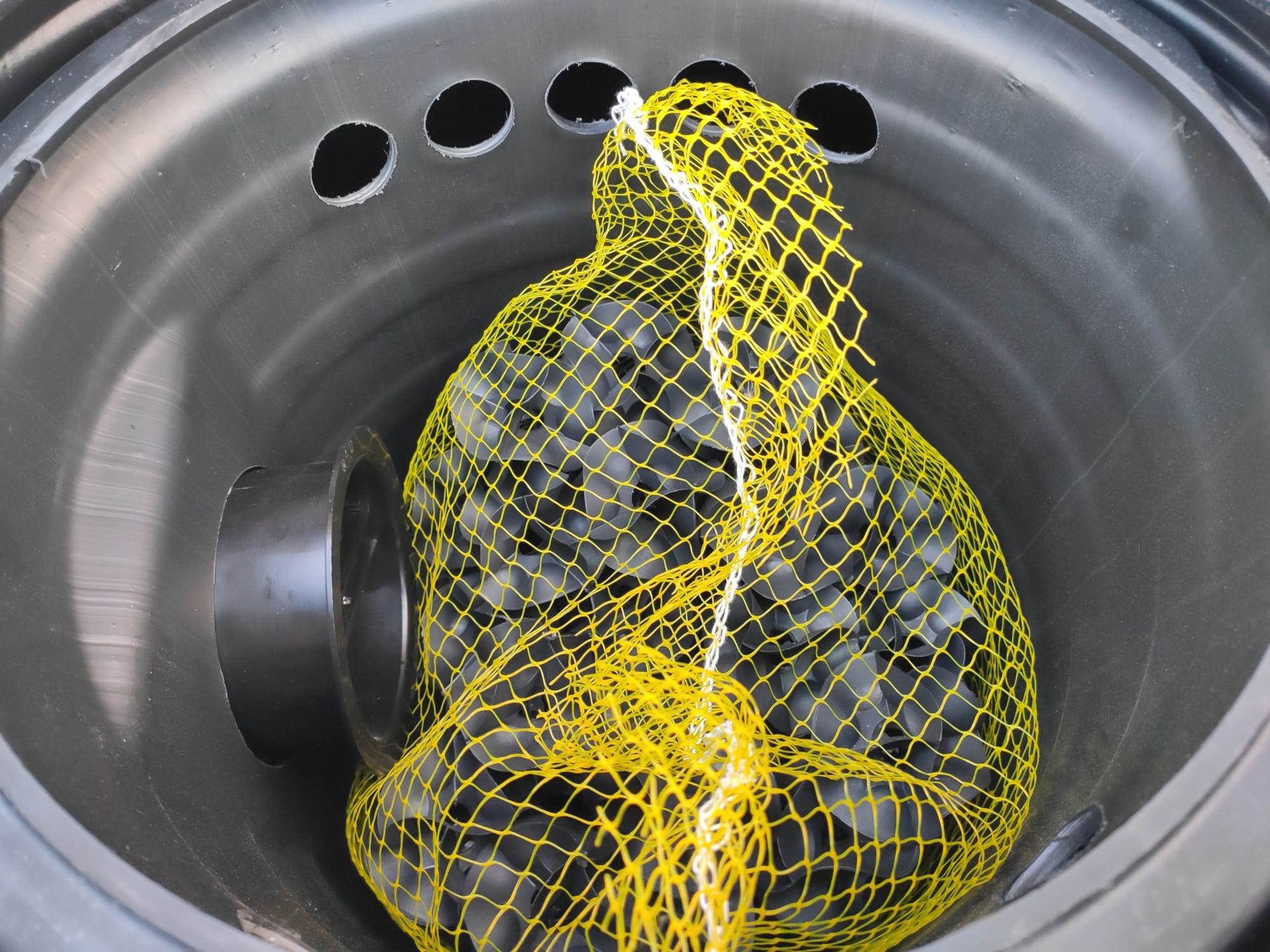 Imagen del detalle del filtro biológico de fosa séptica antes de ser instalado